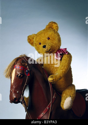 Spielwaren, Teddybären, Teddy auf Pferd, 1940er Jahre, 40er Jahre, historische, historische, Bären, Spielzeug, Reiten Stockfoto