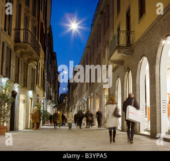 Menschen beim Einkaufen auf Via Della Spiga. Mailand, Italien. Stockfoto