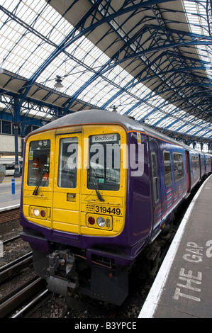 Klasse 319 Zug in erste Hauptstadt verbinden Livree warten an einer Plattform am Brighton Railway Station East Sussex uk Stockfoto