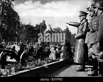 Veranstaltungen, zweiten Weltkrieg / WWII, Polen, Adolf Hitler während einer Parade der deutschen Truppen in Warschau, 5.10.1939, Artillerie vorbei, Stockfoto