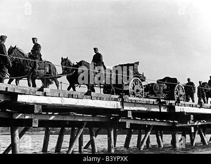 Ereignisse, Zweiter Weltkrieg/Zweiter Weltkrieg, Russland 1941, deutscher Vormarsch, Pferdeartillerie, die einen Fluss auf einer provisorischen Brücke überquert, Stockfoto