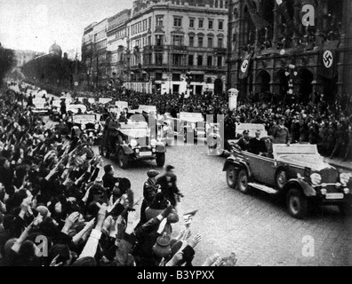Nationalsozialismus/Nationalsozialismus, Politik, Annektierung Österreichs 1938, Ankunft Adolf Hitlers in Wien, 14.3.1938, Nazi-Deutschland, Drittes Reich, Anschluss, Besetzung, Hitlersalute, 20. Jahrhundert, historisch, historisch, Menschen, 1930er Jahre, Stockfoto