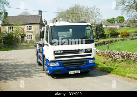 DAF-Milch-Tanker durch ein kleines Dorf in Derbyshire Land Großbritannien Reisen Stockfoto