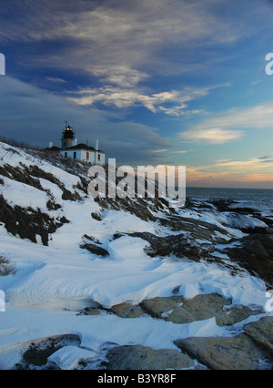 Der Leuchtturm im Beavertail State Park in Jamestown, Rhode Island nach einem Wintersturm Stockfoto