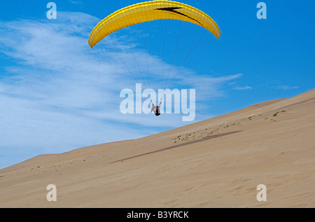 Namibia, Skeleton Coast. Paragliding über die Dünen der Namib-Wüste, wo sie die onshore Küstenwinde treffen Stockfoto