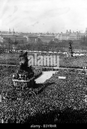 Nationalsozialismus/Nationalsozialismus, Politik, Annektierung Österreichs 1938, Rede Adolf Hitlers am Heldenplatz, Wien, 15.3.1938, Menschenmenge, Nazi-Deutschland, Drittes Reich, Anschluss, Besatzung, Menschen, Platz, 20. Jahrhundert, historisch, historisch, 1930er Jahre, Stockfoto