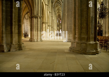 Seitenschiff der Kathedrale St-Etienne Bourges Loire-Tal-Frankreich Stockfoto