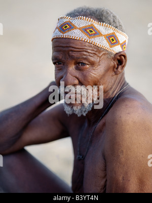 Namibia, östliche Buschmannland, Tsumkwe. Ein altes! Kung der Mensch. Die! Kung sind San Jäger und Sammler, oft als Buschmänner bezeichnet. Sie Stockfoto