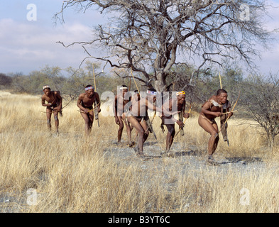 Namibia, östliche Buschmannland, Tsumkwe. Ein Band aus! Kung Jäger und Sammler macht eine schleichende Haltung gegenüber einer Antilope, ihre Bogen Stockfoto