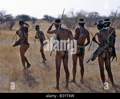 Namibia, östliche Buschmannland, Tsumkwe. ! Kung Jäger und Sammler inne, um einen entfernten wildes Tier in den frühen Morgenstunden zu überprüfen.  Die! K Stockfoto