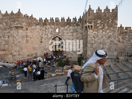 Israel Jerusalem Altstadt Damaskus Tor palästinensischer Mann mit Tor in Bkgd Treppensteigen Stockfoto