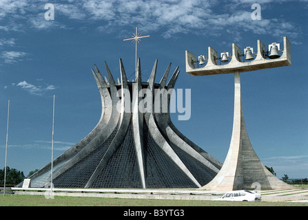 Geographie/Reise, Brasilien, Brasilia, Metropolitana Cathedral, (Catedral Metropoitana), erbaut 1956-1960, von Oscar Niemeyer, (1907 - 2012), Außenansicht, Kirche und Kirchturm, Architektur, Avantgarde, Vorhut, Symbol, Dornenkrone, von Jesus Christus, Stockfoto