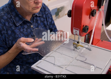 Ältere Erwachsene Frau schneiden Glasmalerei Stockfoto