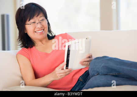 Frau mit einem Buch entspannen und lächelnd Stockfoto