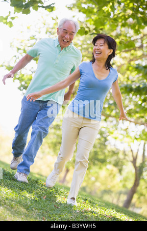 Paar im Freien im Park von lächelnden See laufen Stockfoto