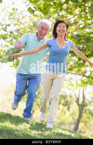 Paar im Freien im Park von lächelnden See laufen Stockfoto