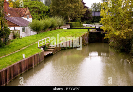 Das Schloss an der Kennet und Avon Kanal bei wenig Bedwyn, Wiltshire, England, UK Stockfoto