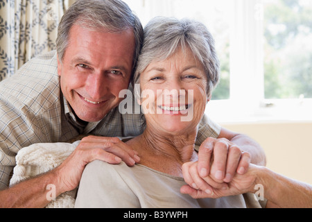 Entspannen im Wohnzimmer lächelnde paar Stockfoto