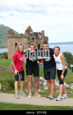 Prominente Nell McAndrew, Ben Fogle, Gavin Hastings, Liz McColgan am Castle Urquhart in das erste Monster-Duathlon konkurrieren Stockfoto