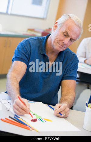 Erwachsene Schüler in der Klasse Bild zeichnen Stockfoto