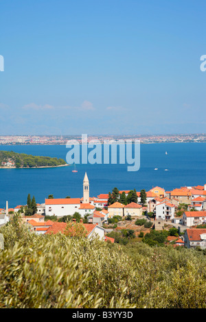 Panoramablick auf Galovac Insel und Kali Stadt auf der Insel Ugljan, im Hintergrund Zadar, Kroatien Stockfoto