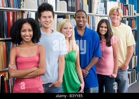 Sechs Leute in der Bibliothek stehen Bücherregale Stockfoto