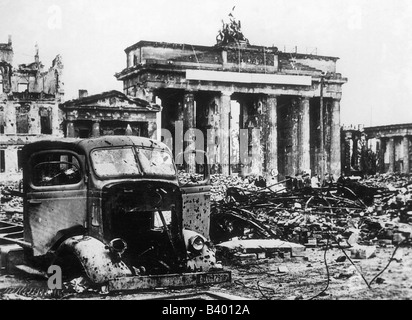 Ereignisse, Zweiter Weltkrieg / Zweiter Weltkrieg, Deutschland, Ende des Krieges, ausgebrannter Lkw vor dem Brandenburger Tor, Berlin, Mai 1945, Stockfoto