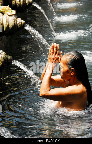 alte Dame Baden und das beten in die heiligen Quellen von Tirta Empul, Pura Tirta Empul(temple) Tampak Zeugung, Bali, Indonesien Stockfoto