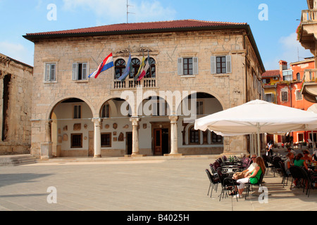 Hauptplatz und Rathaus in Pula in Istrien, Kroatien, Osteuropa Stockfoto