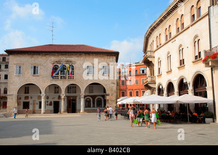 Hauptplatz und Rathaus in Pula in Istrien, Kroatien, Osteuropa Stockfoto