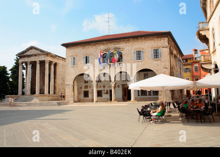 Hauptplatz mit Augustustempel und Rathaus in Pula in Istrien, Kroatien, Osteuropa Stockfoto