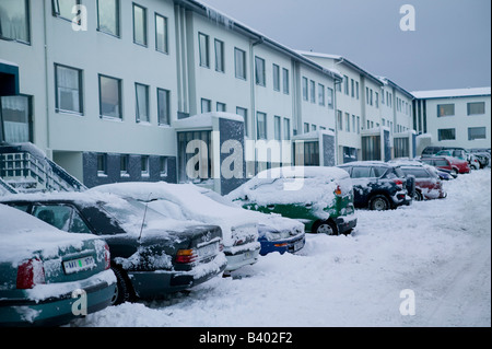 Verschneite Autos parken vor dem Gebäude, Reykjavik, Island Stockfoto
