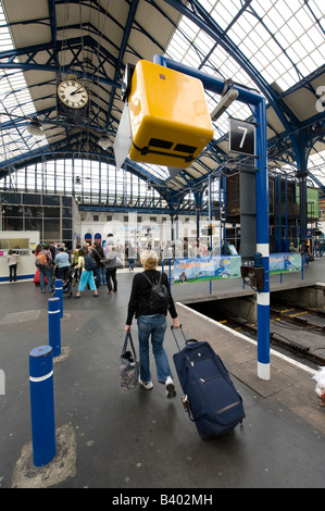Passagiere mit Gepäck verlassen Brighton Railway station East Sussex uk Stockfoto