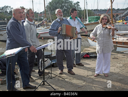 Musiker singen und spielen Sea Shanty Melodien und Lieder Stockfoto