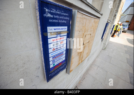 Barclays Bank Geldautomaten mit Brettern vernagelt in Brighton. Stockfoto