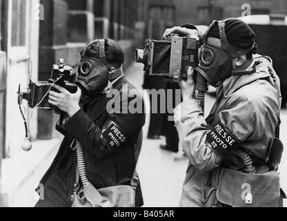 Politik, Zivilverteidigung, zwei Fotografen mit Gasmasken während einer Zivilschutzübung, Frankreich, 1936, Stockfoto