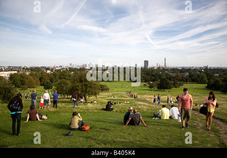 Menschen, die Entspannung an einem sonnigen Sonntag Nachmittag auf Primrose Hill eines öffentlichen Parks London Stockfoto