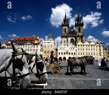 Geographie/Reise, Tschechien, Prag/Praha, Altstadt (Stare Mesto), Platz, Kirche der Jungfrau Maria vor dem Teyn, Außenansicht, Mitte des 14. Jahrhunderts, gotischer Stil, Denkmal von Tycho de Brahe, Astronom, Tschechoslowakei, Tschechien, Stadt, Stadtansicht, Stadtbild, Architektur, Gebäude, Häuser, Reisebus, Altes Rathaus, UNESCO-Weltkulturerbe / Stätten, Stockfoto