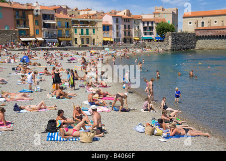 Urlauber liegen am Strand "Plage Boramar' in Collioure / Southern France Stockfoto