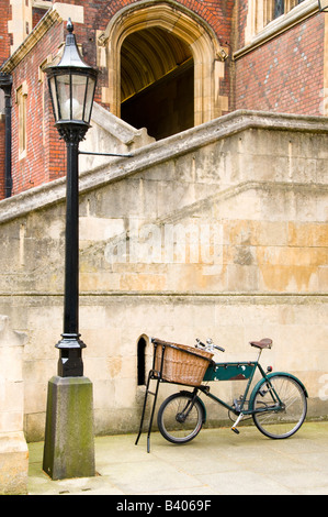 Laterne und altes Fahrrad, London, UK Stockfoto