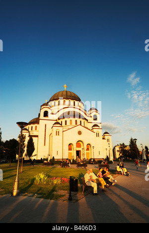 Menschen entspannen Sie sich in den Parkanlagen außerhalb Sveti Sava Kirche, weltweit größte orthodoxe Kirche, Belgrad, Serbien Stockfoto