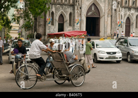 Touristen auf einer Rikscha fahren in Hanoi, Vietnam Stockfoto