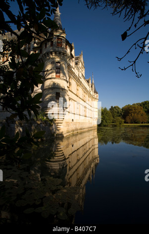 Blick entlang der Südfassade der Renaissance Schloss d'Azay-le-Rideau in Nachmittagssonne, Loiretal, Frankreich Stockfoto