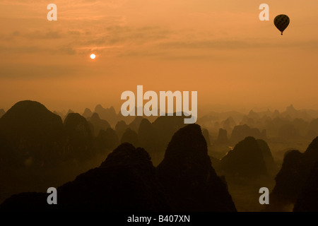 Ballon und Kalkstein Hügel bei Sonnenaufgang in Yangshuo Guangxi Stockfoto