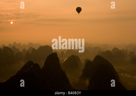 Ballon und Kalkstein Hügel bei Sonnenaufgang in Yangshuo Guangxi Stockfoto