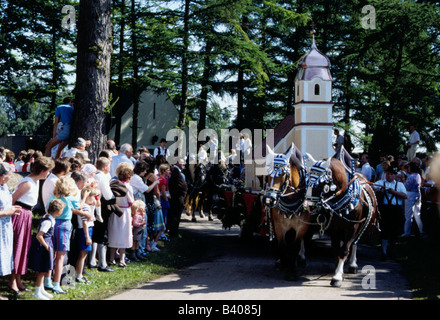 Geographie/Reise, Deutschland, Bayern, Tradition, Leonhardi-Prozession, Zuschauer und Bandwaggons, St. Leonhards, Siegertsbrunn, Stockfoto