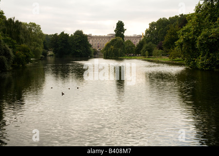 Buckingham-Palast von St. James's Park und den See. Stockfoto