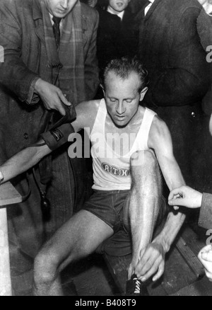 Zatopek, Emill, 16.9.1922 - 22.11.2000, tschechischer Sportler (Marathon), Blutdruckmessung, nach Weltrekord, 10000 m Lauf, Ostrawa, 16.10.1949, Stockfoto