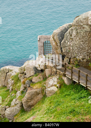 Ein Blick von der Klippe hinunter in Richtung Minack Theater in der Nähe von Porthcurno an der Süd Küste von Cornwall, England UK Stockfoto