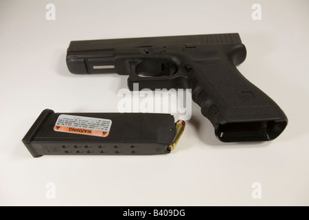 Glock Modell 22 Kaliber.40 Pistole mit dem 15 Schuss Magazin entfernt. Stockfoto